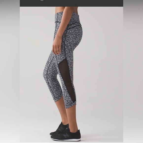 New without tags Lululemon Sole Training Crop
Daisy Dust Alpine White Black - Picture 1 of 12